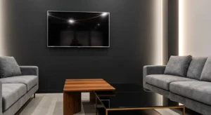 Téléviseur éteint monté sur un mur sombre dans un salon