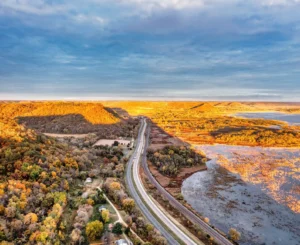 Route enneigée du Minnesota au crépuscule, paysage emblématique de l'univers des frères Coen