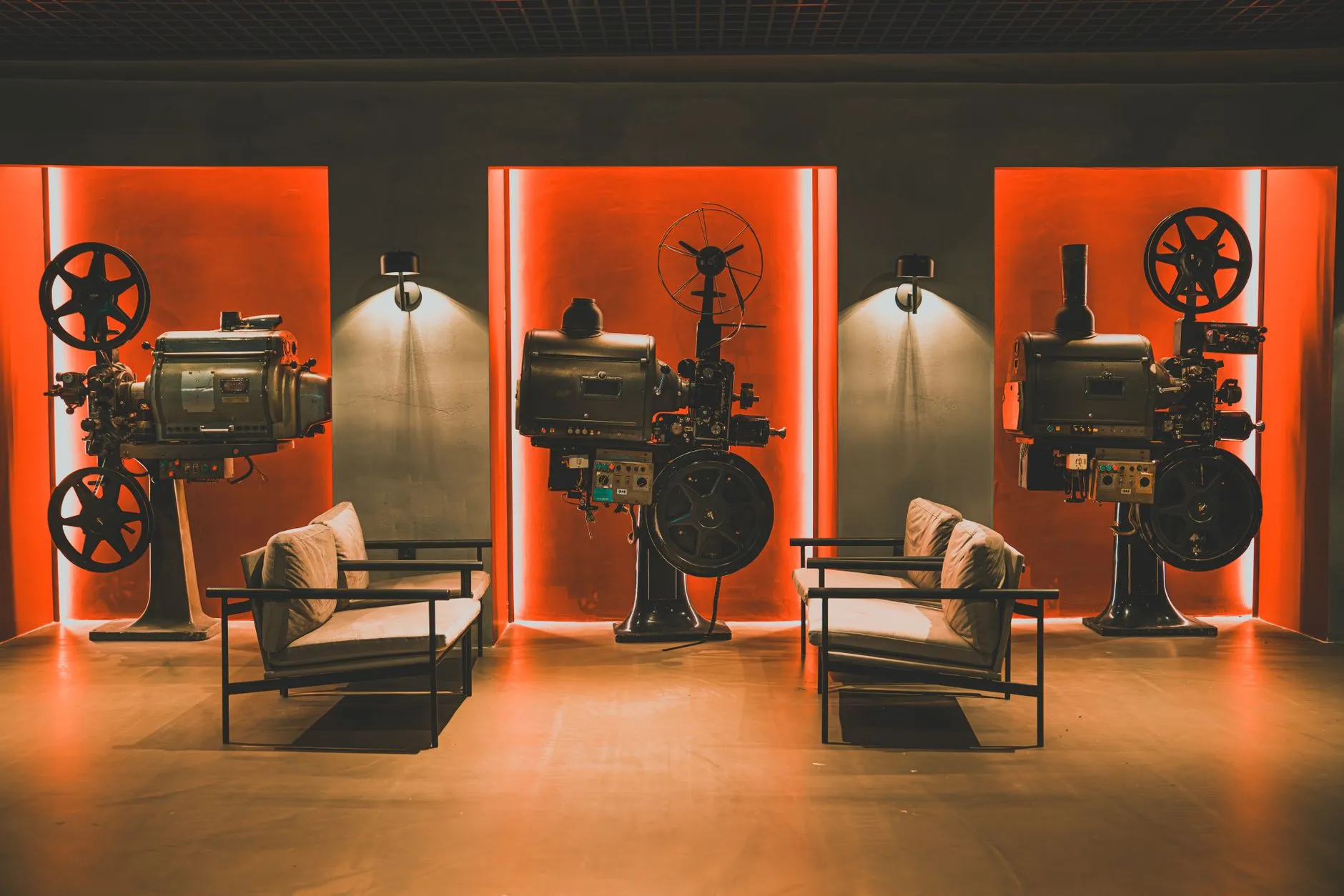 Un projecteur de cinéma vintage projetant ses faisceaux dans une salle obscure, évoquant l'atmosphère de suspense propre aux films d'Hitchcock